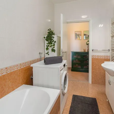 Frisch Renoviertes Wenige Gehminuten Vom Mit Privatem Balkon, Klima, Grill, Wifi *