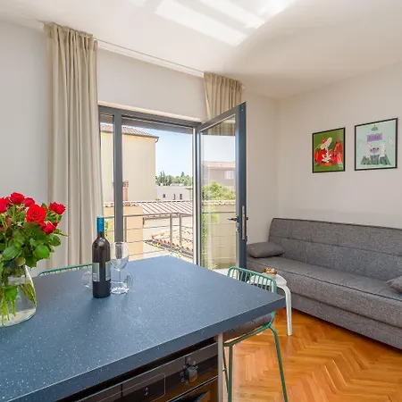 公寓 Frisch Renoviertes Wenige Gehminuten Vom Mit Privatem Balkon, Klima, Grill, Wifi