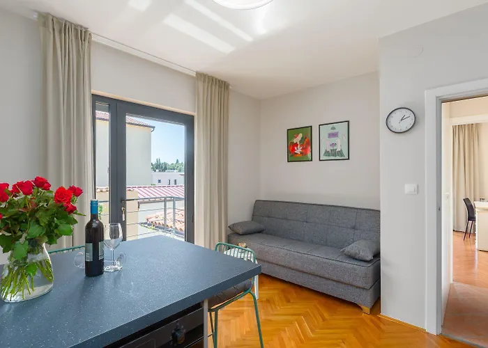 شقة Frisch Renoviertes Wenige Gehminuten Vom Mit Privatem Balkon, Klima, Grill, Wifi *
