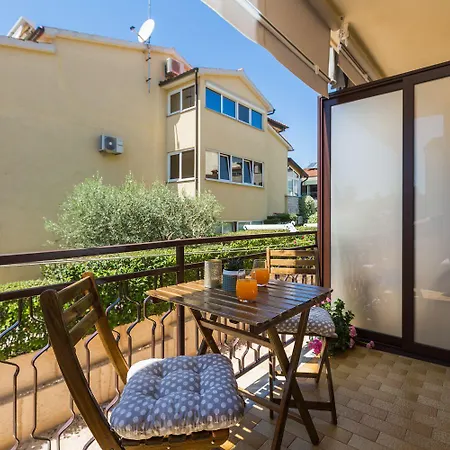 Апартаменты Frisch Renoviertes Wenige Gehminuten Vom Mit Privatem Balkon, Klima, Grill, Wifi Пореч