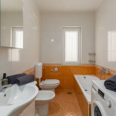 Frisch Renoviertes Wenige Gehminuten Vom Mit Privatem Balkon, Klima, Grill, Wifi * Porec