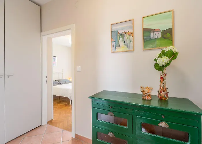 Frisch Renoviertes Wenige Gehminuten Vom Mit Privatem Balkon, Klima, Grill, Wifi Пореч