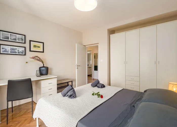 Frisch Renoviertes Wenige Gehminuten Vom Mit Privatem Balkon, Klima, Grill, Wifi Appartamento Porec